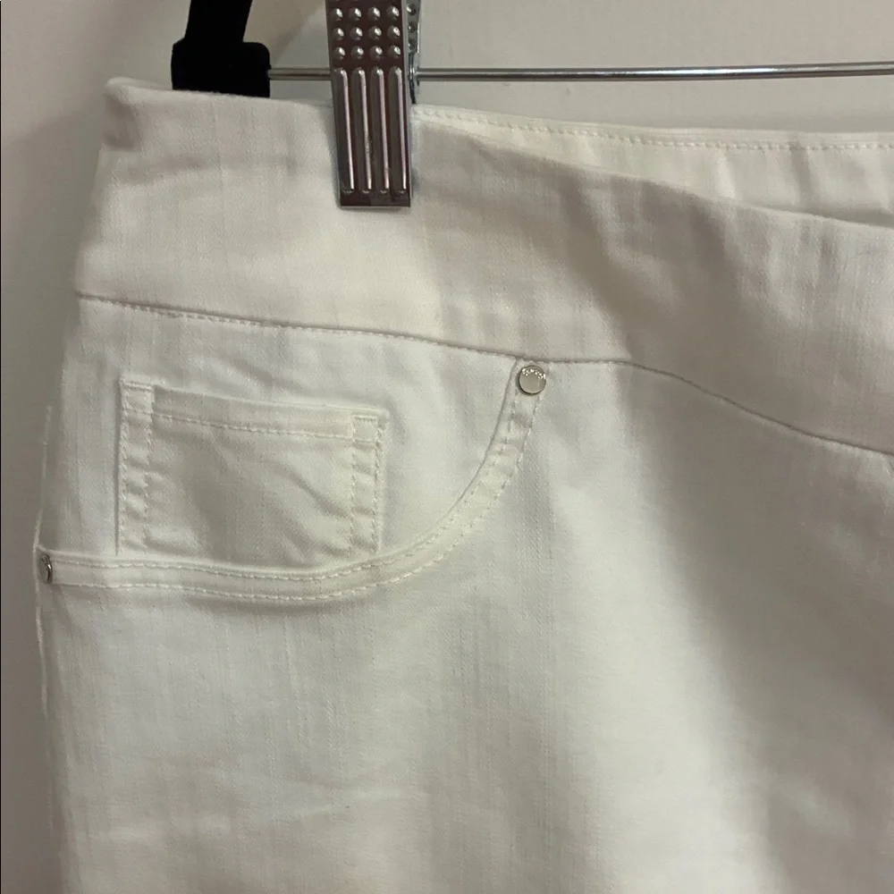 NWT Elegant Chico’s White Women's Skort in Sz 3-equivalent to a Sz 16 - Picture 2 of 9
